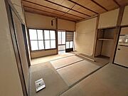 1階和室8帖。二方向に窓があり、心地よい光と風が通り抜けます。襖を開放すれば隣の部屋とつながり、ライフスタイルに合わせて広々と活用できる間取りです。