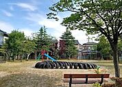中島公園大きすぎず、小さすぎずで子供に目が届きやすい公園です。水飲み場やトイレも完備されているので子供が遊ぶには最適です◎住宅街にある公園にしては静かで、春には桜が咲き、ベンチもあるので大人も楽し…