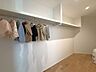 収納：家族のお洋服はもちろん、あまり使うことのない季節ものや趣味の道具など、たくさん収納できるウォークインクローゼット付！
