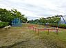 周辺：西山公園住宅街にある小規模公園で、ブランコやジャングルジムなど遊具とベンチがあり、子どもの外遊びや休憩に最適！バス停「西山」から徒歩約5分とアクセスも良好で、近所の散歩や気軽な憩いの場にぴったりで…