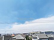 周辺は高い建物がなく見晴らしがよく、風通し陽当たり良好な立地です。