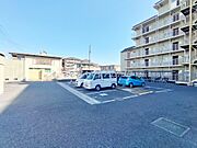 敷地内平面駐車場です。現在の空き状況に関しましては、お気軽にスタッフまでお問い合わせくださいませ♪