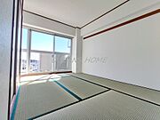DKに隣接した6帖和室です。客間にも子供の遊び場にも使える2wayの洋風和室です♪