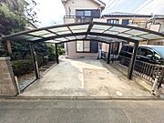 大事な愛車を雨や埃、花粉から守ってくれるカーポート付きです♪