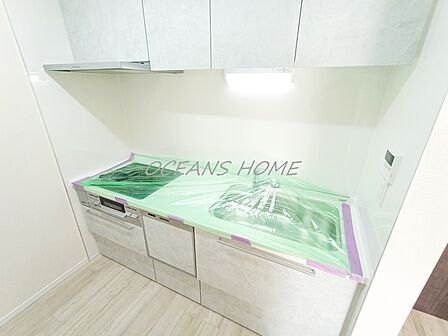 壁付けキッチンは作業に集中できるだけでなく、気になる油跳ねやにおい対策にも有効なスタイル！