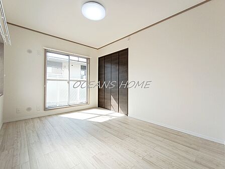6帖洋室です。バルコニーに面しているため太陽の光がたっぷり差し込みますね♪