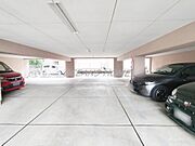 敷地内に平面駐車場完備。現在の空き状況に関しましては、お気軽にスタッフまでお問い合わせくださいませ♪