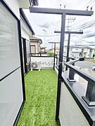 南向きの開放的なバルコニーで、見晴らしがよく日当たりも良好。洗濯物も乾きやすい点も魅力です♪