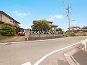 前面道路6.5mなので車が余裕をもってすれ違えます♪