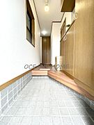 玄関にも窓があり明るくなります◎下駄箱も大きく、靴も沢山入ります◎