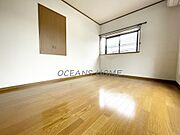 2階東側6帖洋室です。出窓には、部屋がより明るくなる・部屋が広く見えるというメリットが◎
