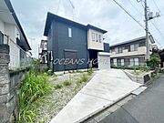 駐車場は土間コンクリート敷き、2台分スペースございます♪