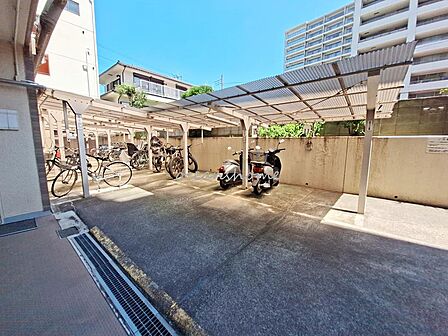 敷地内に自転車とバイクの駐輪スペースを備えています。