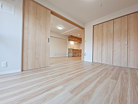 5.5帖の洋室になります。