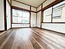 洋室：2階西側7.5帖の洋室です。バルコニーに面した3面採光のお部屋は陽当り・通風良好◎
