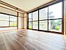 室内：1階8帖洋室です。リビング横の洋室は南向きの2面採光につきたっぷり陽が入り、明るいお部屋です♪