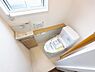 トイレ：手洗カウンター付きの1階トイレです。自然換気ができる小窓から自然な光が射し込みます。