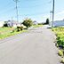 周辺：前面道路の様子です。落ち着いた環境です。