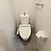 トイレ：いつでもあたたかく快適な温水洗浄機能付きのトイレです。白を基調としており、清潔感溢れる空間です♪