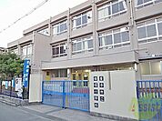 桜塚小学校 275m