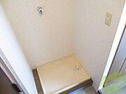 洗濯機置き場は、扉が開くと隠れる配置になってますよ。