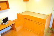 お部屋にはベッド完備。効率的なお部屋です