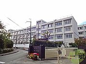 豊中市立第三中学校 751m