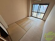 白っぽいお洒落な床に2面採光。風の通る明るいお部屋ですよ