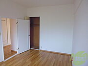 玄関右手の6帖洋室。各部屋に収納あるのが嬉しいね!