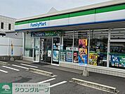 ファミリーマート港入場店 徒歩2分。 90m