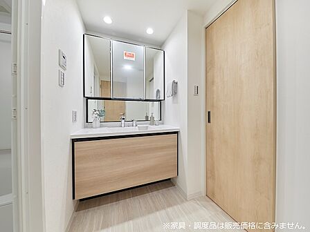 <洗面室・洗面化粧台>裏面収納付きの三面鏡の洗面化粧台です。