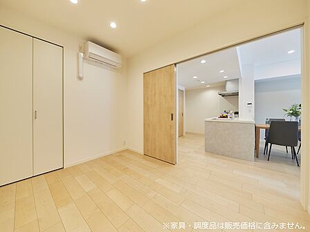 <洋室約5帖>各居室はクローゼット付きでしっかりとしたプライベート空間を確保できます。※家具・調度品は販売価格に含みません。