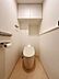 トイレ：＜トイレ＞トイレットペーパーのストック収納に便利な吊戸棚付き。脱臭機能付き洗浄便座採用。
