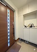 ＜玄関＞画像は実際の写真に一部CG加工、修正したものです