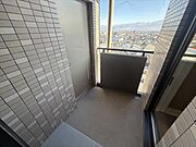 こちらのお部屋から東面のバルコニーにも出られます。