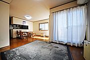 柔らかな色合いのフローリングと清潔感の溢れるクロスが明るい空間を創り出しているリビング・ダイニング。