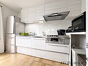 ■System kitchen■  スライド収納付きのシステムキッチン。大きな鍋などラクラク収納でき、出し入れもスムーズ。収納たっぷりなのでいつでもすっきりとしたキッチンを保つことが可能♪
