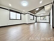 ■Living Room■  家族全員が空間を共有できる理想的なゆったりサイズのリビング。陽当たりも良く嬉しい空間となります。