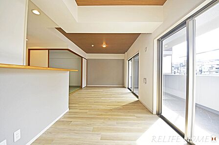 オープンでのびやかな空間を生み出す、こだわりの広がりとゆとり。家族と過ごす時間を大切にしたい方にぴったりの明るくゆとりある住空間です。