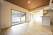 豊かな光が照らすこの場所は、たわいもない会話を楽しみ、ゆったりとした時間を過ごす場所。家族の日常が刻まれる大切な空間です。