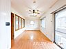リビング/ダイニング：■Living Room■豊かな光が照らすこの場所は、たわいもない会話を楽しみ、ゆったりとした時間を過ごす場所。家族の日常が刻まれる大切な空間です。