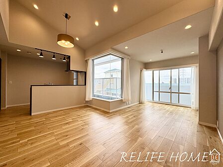■Living Room■ 家族が集まる広々とした空間のLDK。導線もしっかりと取れているのでダイニングテーブルやソファー、ローテーブル等の家具もしっかりと配置できます。