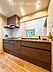 キッチン：■System kitchen■  ※本画像はAIがCGで家具作成しており、実際の現地に家具は設置されておりません。また、販売価格に家具等は含まれておりません。