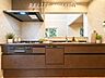 キッチン：■System kitchen■  ※本画像はAIがCGで家具作成しており、実際の現地に家具は設置されておりません。また、販売価格に家具等は含まれておりません。