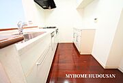 清潔感のある白を基調としたカウンターキッチンで、お料理も捗りそう。心地よい光と風を感じる、新しい暮らしの始まりです。マイホーム不動産でお預かりしています、お気軽にお問い合わせくださいませ。
