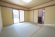 イエロークロスで北欧風のジャパンディのインテリアが完成。日々の疲れを癒やしてくれます。柔らかいイエローのクロスと新しい畳は新調済で、プラスリフォームは必要ありません。