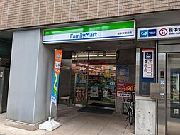 ファミリーマート新中野駅前店 徒歩2分。 140m