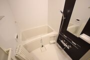 写真は同タイプの205号室の部屋
