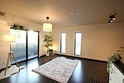 写真は同タイプの205号室の部屋
