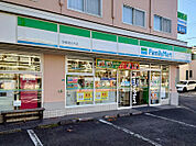 ファミリーマート 多摩連光寺店　徒歩3分